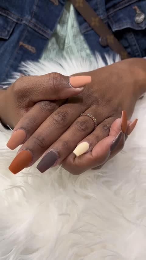 Long coffin nails in peach, cream, brown and taupe